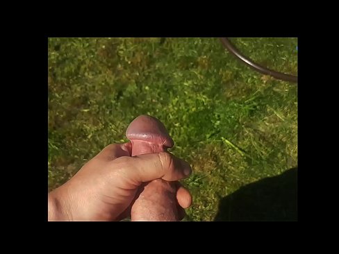 ❤️ Hete hottie laat zich in haar roze kutje neuken en spuitend klaarkomen in een zomerse tuin Sex video at us ️❤