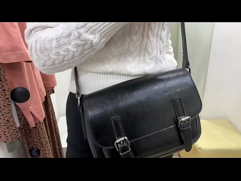 ❤️ Publiekelijke masturbatie van jonge teef FeralBerry met een dildo in de paskamer Sex video at us ️❤