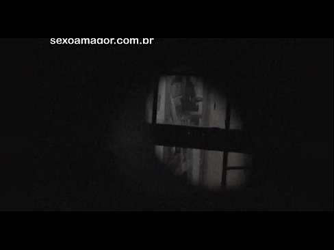 ❤️ Blondie wordt stiekem gefilmd door een voyeur uit de buurt, verstopt achter holle bakstenen Sex video at us ️❤