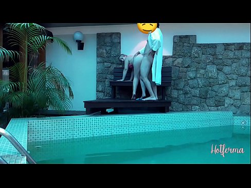 ❤️ Baas nodigt meid uit naar het zwembad, maar kon een hete niet weerstaan Sex video at us ️❤
