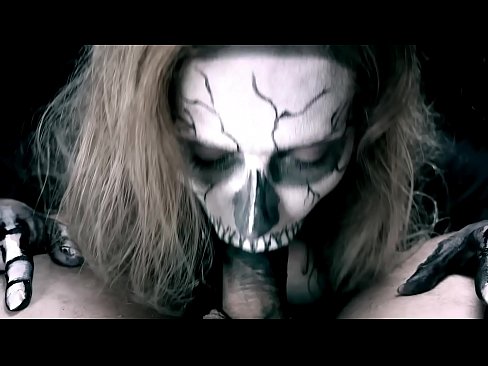 ❤️ Demon girl zuigt pik met haar zwarte mond en slikt sperma. Sex video at us ️❤