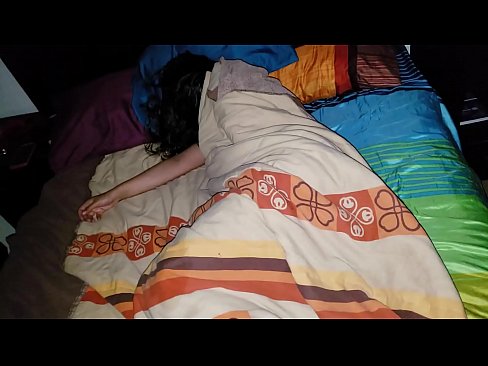 ❤️ Stiefzoon die zijn jonge stiefmoeder berispt terwijl ze slaapt. Sex video at us ️❤