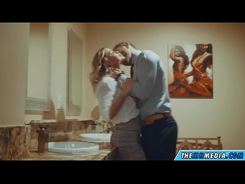 ❤️ Wanneer een rondborstige blondine je verleidt in een openbaar toilet Sex video at us ️❤